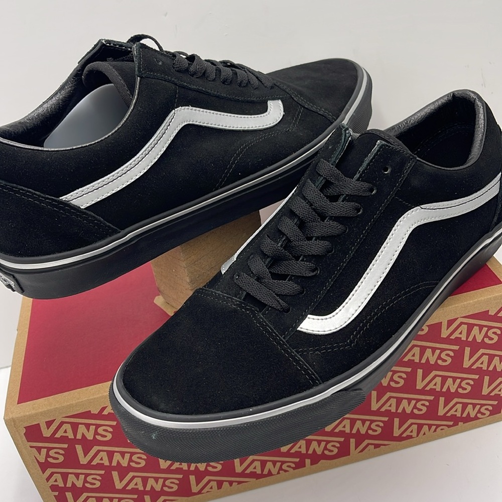 Vans Men’s Black and White Sneakers Old Skool
Metallic Black
VN000CT8BMA - Picture 10 of 16